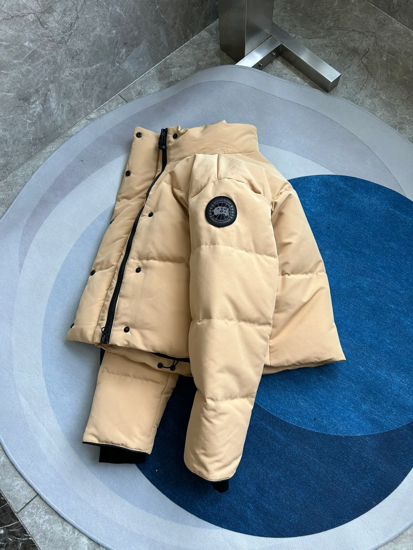 P880 E2266WB Grandview black label short jacket down jacket. Constructed from Arctic Tech recycled fabric®, it features a cinchable hem for sleek styling and storage. Color: Beige. Size: XS S M L XL.